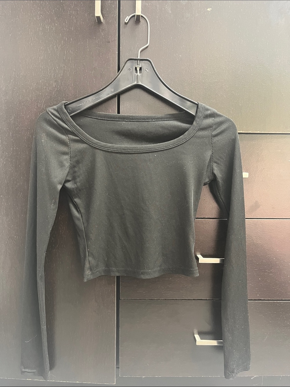 Women’s Black Long-Sleeve Ribbed Crop Top